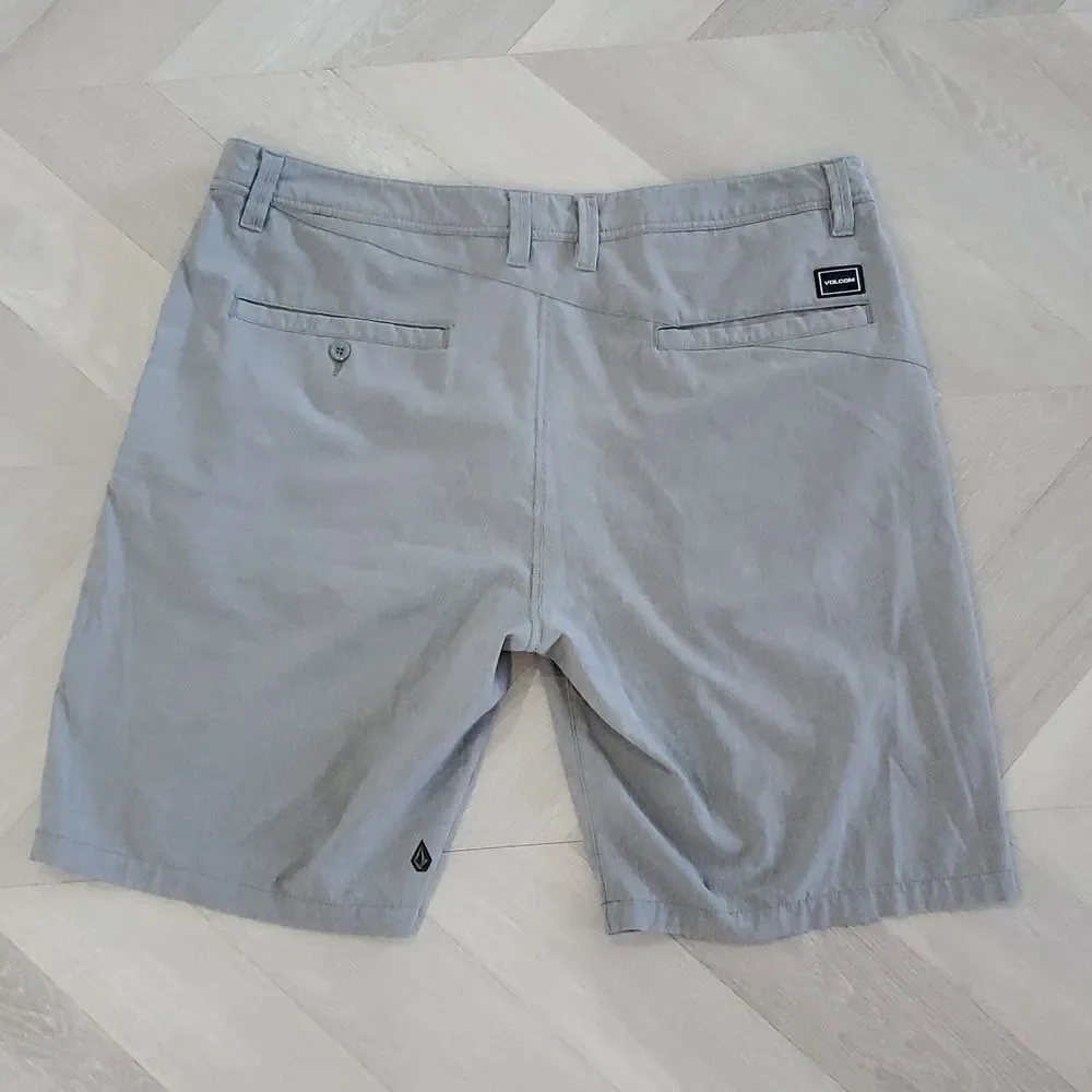 Volcom Mens Performance 10inch Grey Shorts, Size 40